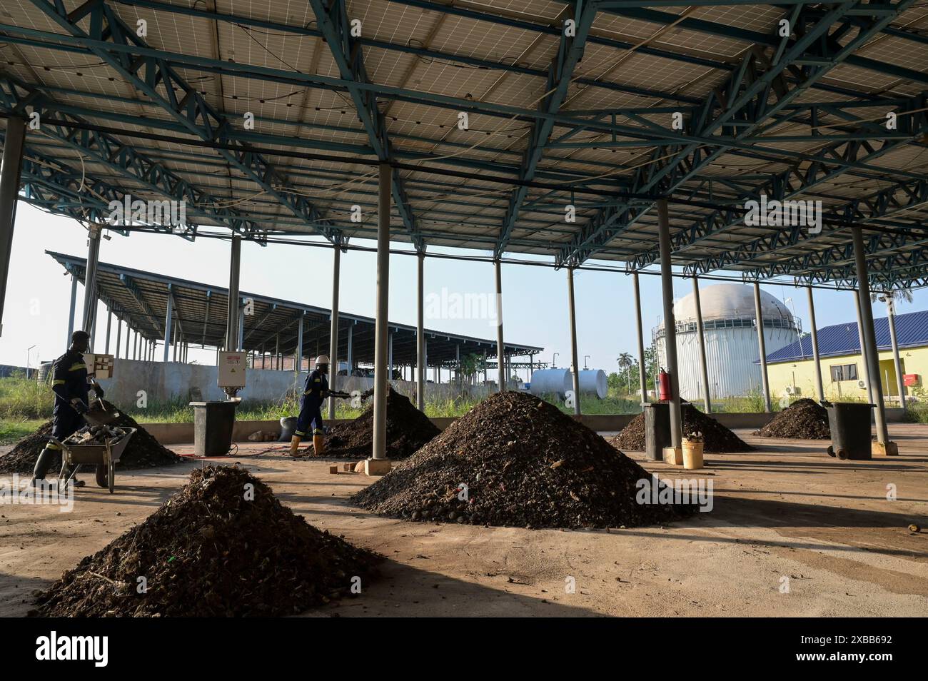 GHANA, regione di Ashanti, Kumasi, Gyankobaa W2E W2E W2E W2E W2E W2E W2E W2E W2E Solar und Biogasanlage, Kompostwerk mit Solardach Foto Stock