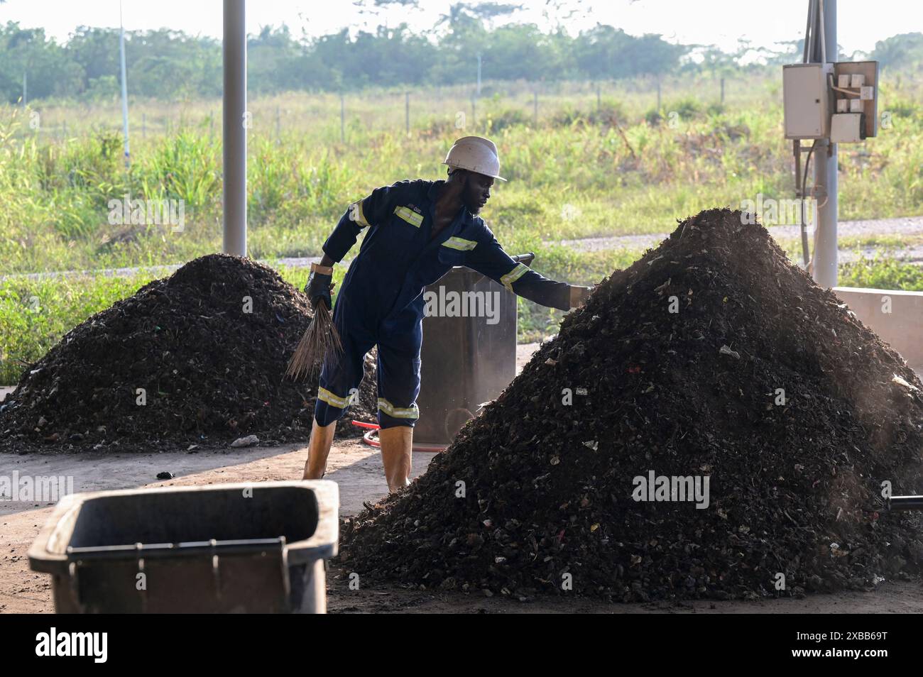 GHANA, regione di Ashanti, Kumasi, impianto di biogas da rifiuti a energia di Gyankobaa, stazione di compostaggio / Gyankobaa W2E Biogasanlage, Kompostwerk Foto Stock