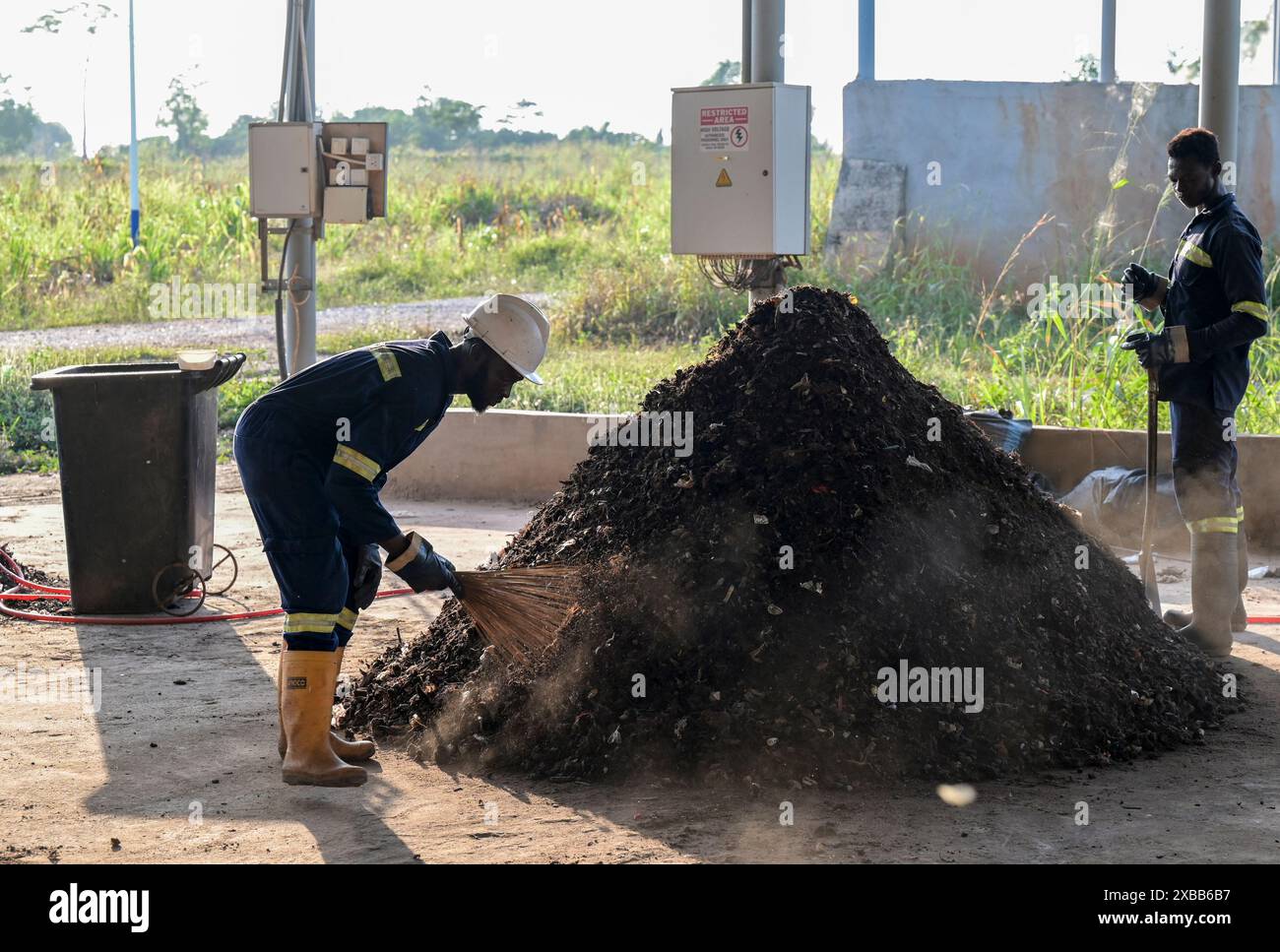 GHANA, regione di Ashanti, Kumasi, impianto di biogas da rifiuti a energia di Gyankobaa, stazione di compostaggio / Gyankobaa W2E Biogasanlage, Kompostwerk Foto Stock