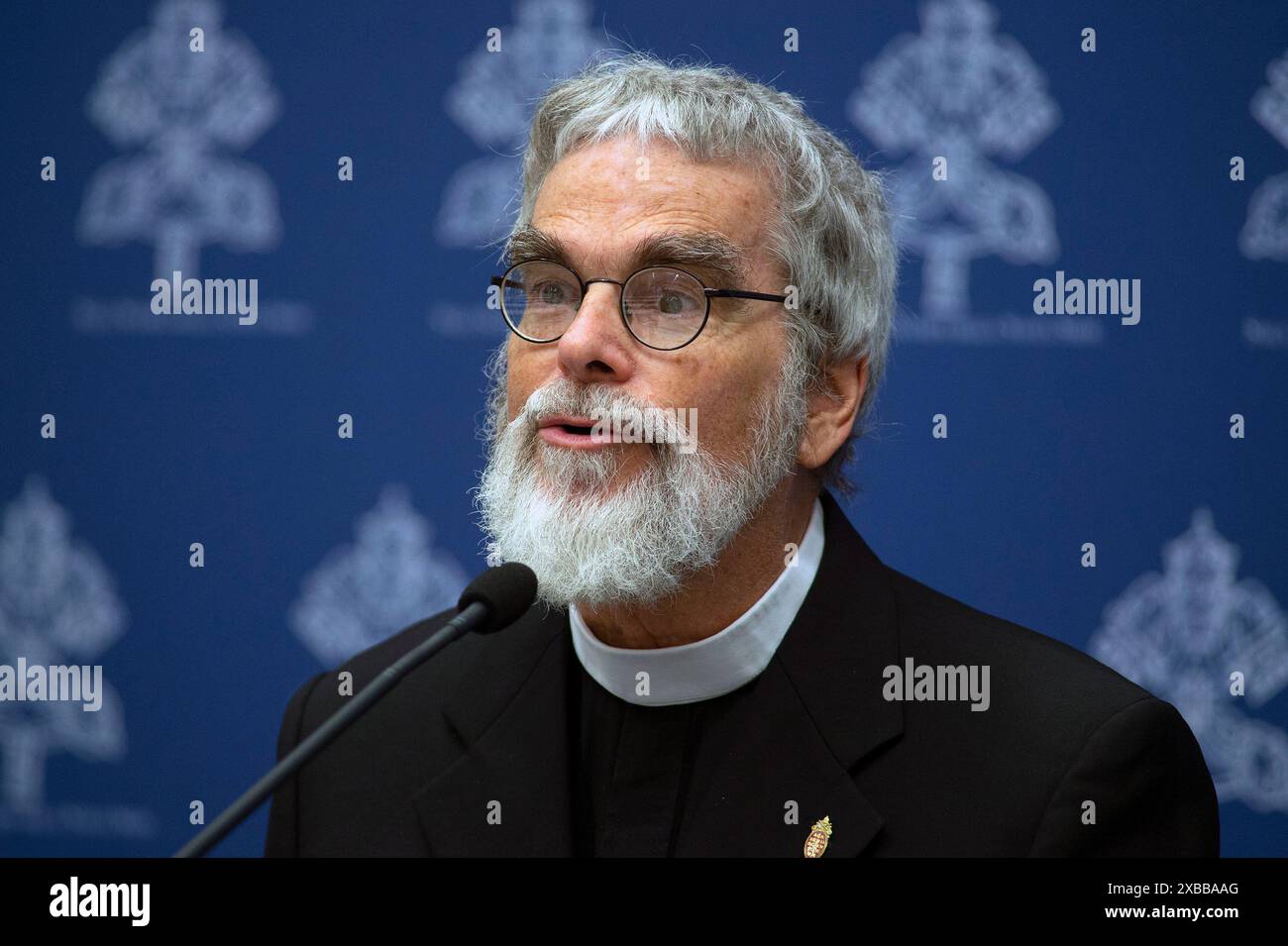 Vaticano, Vaticano. 11 giugno 2024. **NO LIBRI** Italia, Roma, Vaticano, 2024/6/11. Fratello Guy Consolmagno, S.I., Planetologo, Direttore della Specola Vaticana durante una conferenza stampa che presenta il Workshop "buchi neri, onde gravitazionali e singolarità spazio-temporali", un workshop internazionale per celebrare l'eredità di G. Lemaître nel nuovo millennio, organizzato dalla Specola Vaticana. Fotografia di ALESSIA GIULIANI / Catholic Press Photo Credit: Agenzia fotografica indipendente / Alamy Live News Foto Stock