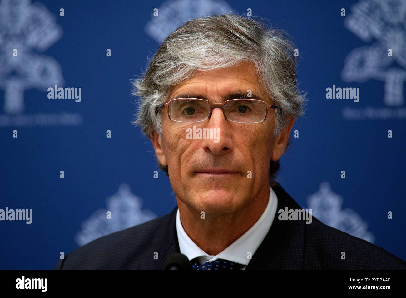 Vaticano, Vaticano. 11 giugno 2024. **NO LIBRI** Italia, Roma, Vaticano, 2024/6/11. Prof. massimo Bianchi, fisico teorico durante la conferenza stampa che presenta il Workshop "buchi neri, onde gravitazionali e singolarità spazio-tempo" - un workshop internazionale per celebrare l'eredità di G. Lemaître nel nuovo millennio, organizzato dalla Specola Vaticana Fotografia di ALESSIA GIULIANI / Catholic Press Photo Credit: Agenzia fotografica indipendente/Alamy Live News Foto Stock