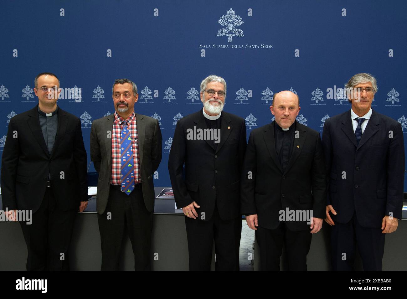 Vaticano, Vaticano. 11 giugno 2024. **NO LIBRI** Italia, Roma, Vaticano, 2024/6/11. Don Matteo Galaverni, Dr. Fabio Scardigli, fratello Guy Consolmagno e Prof. massimo Bianchi durante una conferenza stampa che presenta il Workshop "buchi neri, onde gravitazionali e singolarità spazio-tempo", un workshop internazionale per celebrare l'eredità di G. Lemaître nel nuovo millennio, organizzato dalla Specola Vaticana Fotografia di ALESSIA GIULIANI / Catholic Press Photo Credit: Agenzia fotografica indipendente / Alamy Live News Foto Stock