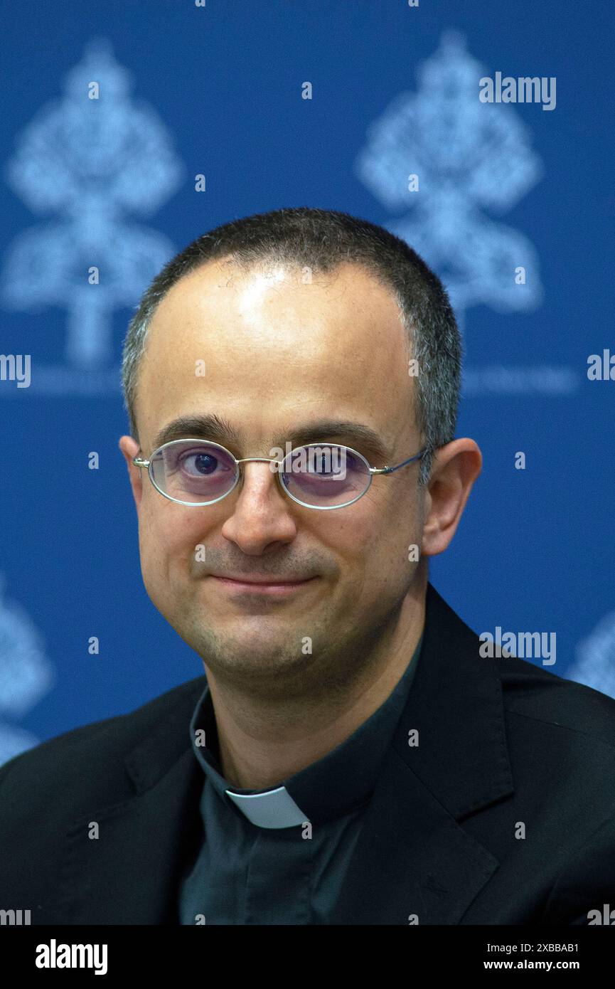 Vaticano, Vaticano. 11 giugno 2024. **NO LIBRI** Italia, Roma, Vaticano, 2024/6/11. Don Matteo Galaverni, cosmologo, Specola Vaticana durante una conferenza stampa che presenta il Workshop "buchi neri, onde gravitazionali e singolarità spazio-tempo" - un workshop internazionale per celebrare l'eredità di G. Lemaître nel nuovo millennio, organizzato dalla Specola Vaticana Fotografia di ALESSIA GIULIANI /Catholic Press Photo/Hans Lucas. Credito: Agenzia fotografica indipendente/Alamy Live News Foto Stock