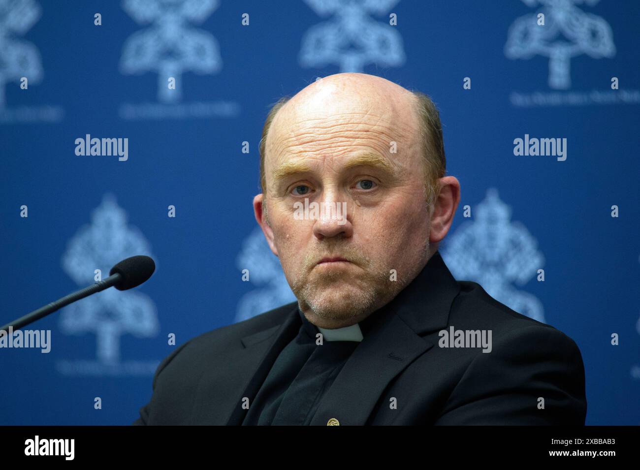 Vaticano, Vaticano. 11 giugno 2024. **NO LIBRI** Italia, Roma, Vaticano, 2024/6/11. Padre Gabriele Gionti, S.I., cosmologo, Vice Direttore della Specola Vaticana e LNF-INFN Frascati nel corso di una conferenza stampa che presenta il Workshop "buchi neri, onde gravitazionali e singolarità spazio-tempo", un workshop internazionale per celebrare l'eredità di G. Lemaître nel nuovo millennio, organizzato dalla Specola Vaticana. Fotografia di ALESSIA GIULIANI / Catholic Press Photo Credit: Agenzia fotografica indipendente / Alamy Live News Foto Stock