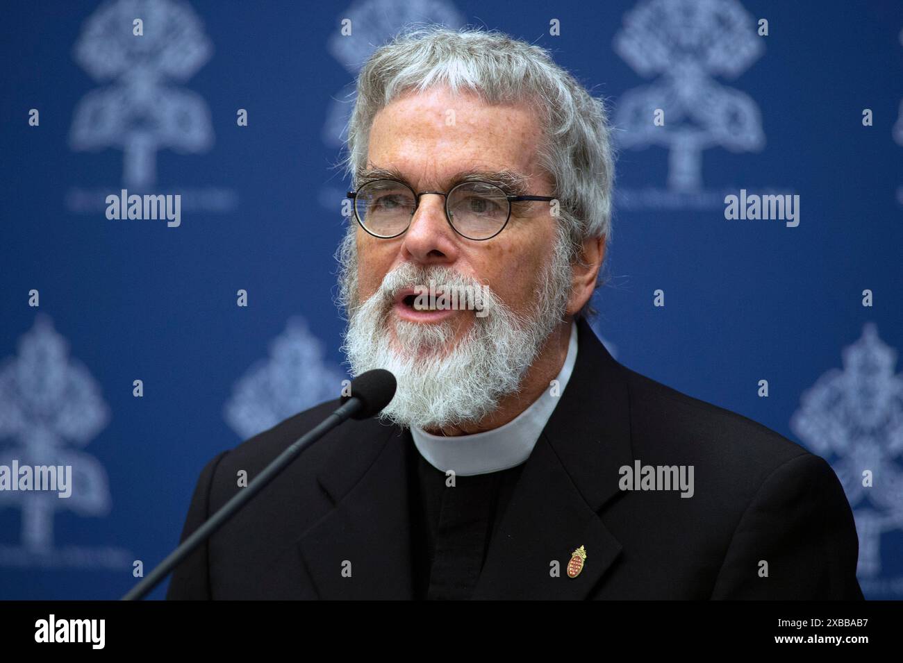 Vaticano, Vaticano. 11 giugno 2024. **NO LIBRI** Italia, Roma, Vaticano, 2024/6/11. Fratello Guy Consolmagno, S.I., Planetologo, Direttore della Specola Vaticana durante una conferenza stampa che presenta il Workshop "buchi neri, onde gravitazionali e singolarità spazio-temporali", un workshop internazionale per celebrare l'eredità di G. Lemaître nel nuovo millennio, organizzato dalla Specola Vaticana. Fotografia di ALESSIA GIULIANI / Catholic Press Photo Credit: Agenzia fotografica indipendente / Alamy Live News Foto Stock