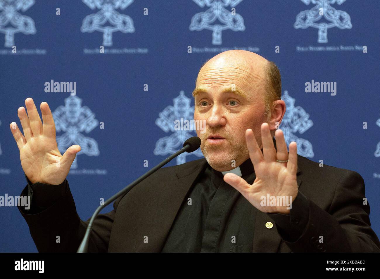 Vaticano, Vaticano. 11 giugno 2024. **NO LIBRI** Italia, Roma, Vaticano, 2024/6/11. Padre Gabriele Gionti, S.I., cosmologo, Vice Direttore della Specola Vaticana e LNF-INFN Frascati nel corso di una conferenza stampa che presenta il Workshop "buchi neri, onde gravitazionali e singolarità spazio-tempo", un workshop internazionale per celebrare l'eredità di G. Lemaître nel nuovo millennio, organizzato dalla Specola Vaticana. Fotografia di ALESSIA GIULIANI / Catholic Press Photo Credit: Agenzia fotografica indipendente / Alamy Live News Foto Stock