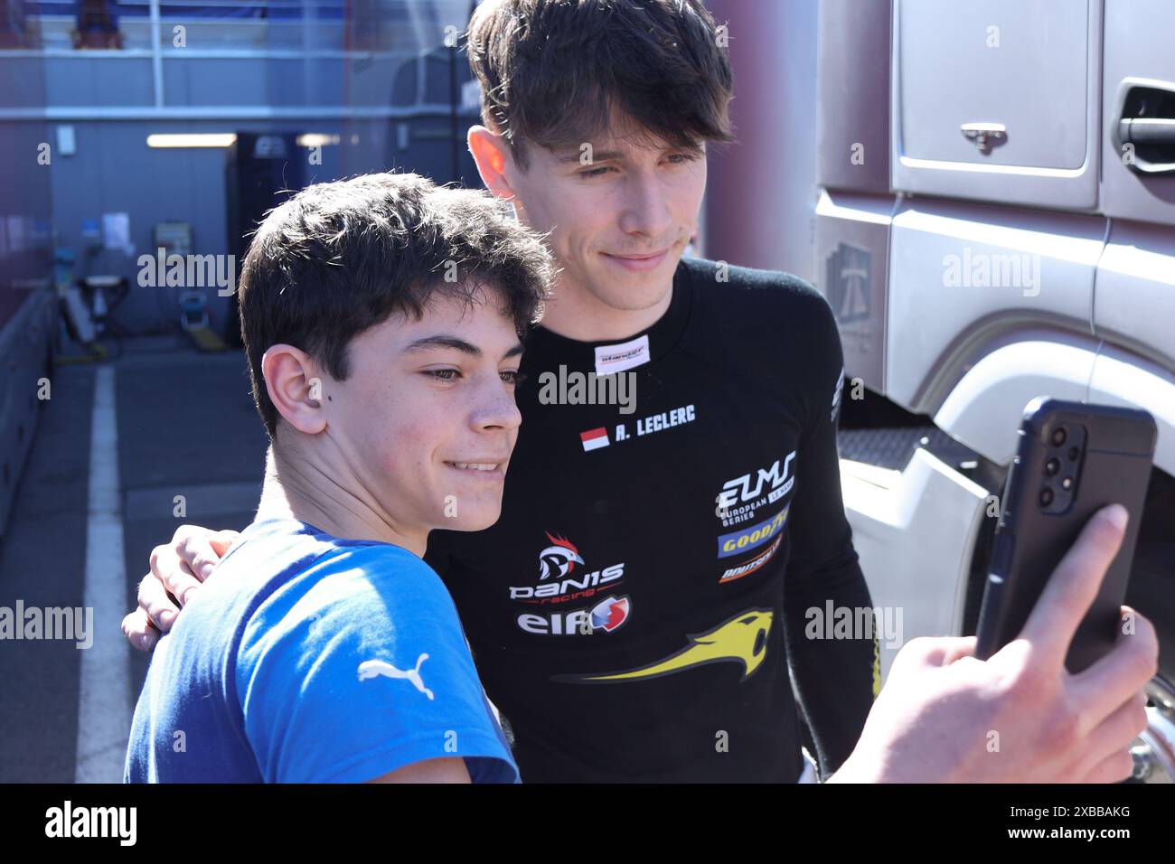 Arthur Leclerc, fratello del pilota di F1 Charles Leclerc, ha scattato una foto con un tifoso alla gara European le Mans Series 2024 a Barcellona Foto Stock