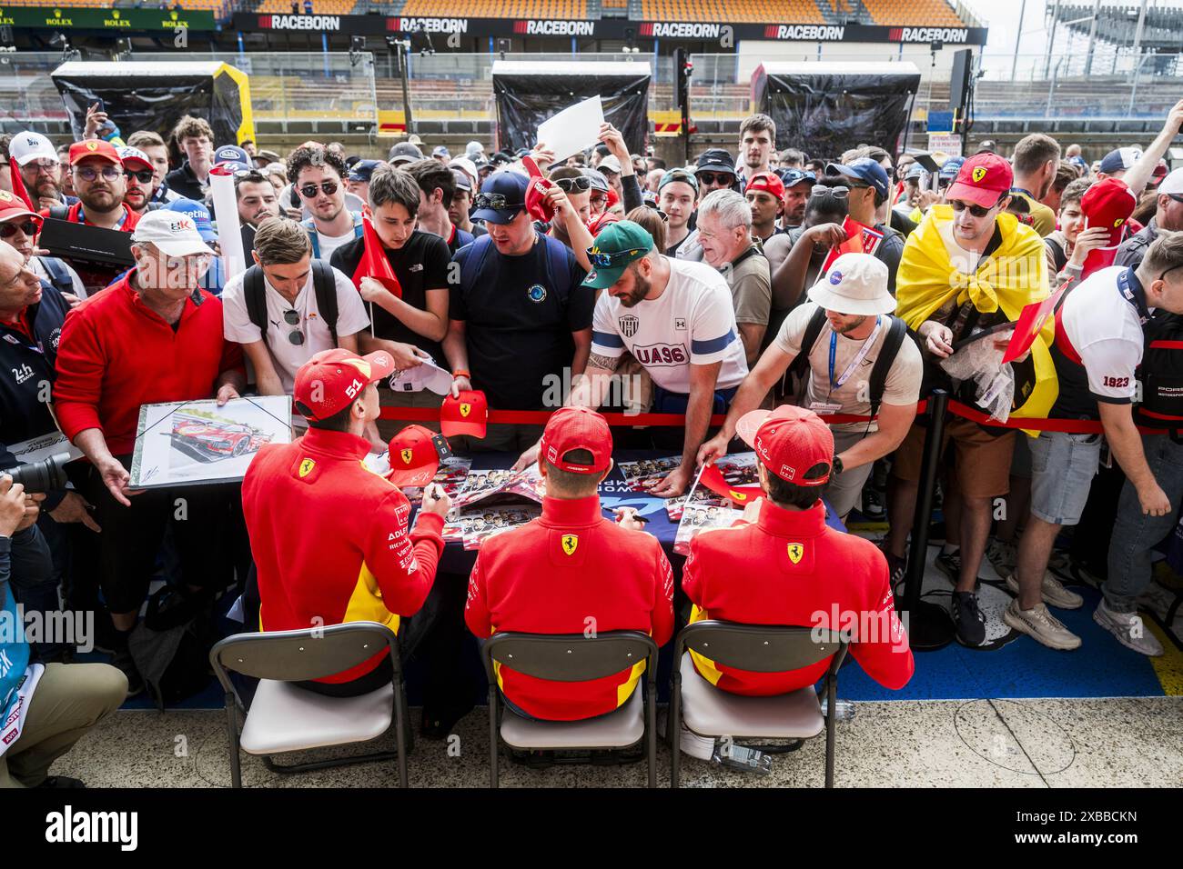 Sessione autografa Ferrari AF Corse, tifosi autografi sessione, tifosi, pubblico, spettatori, durante la 24 ore di le Mans 2024, 4° round del Campionato del mondo Endurance FIA 2024, sul circuito des 24 Heures du Mans, l'11 giugno 2024 a le Mans, Francia Foto Stock