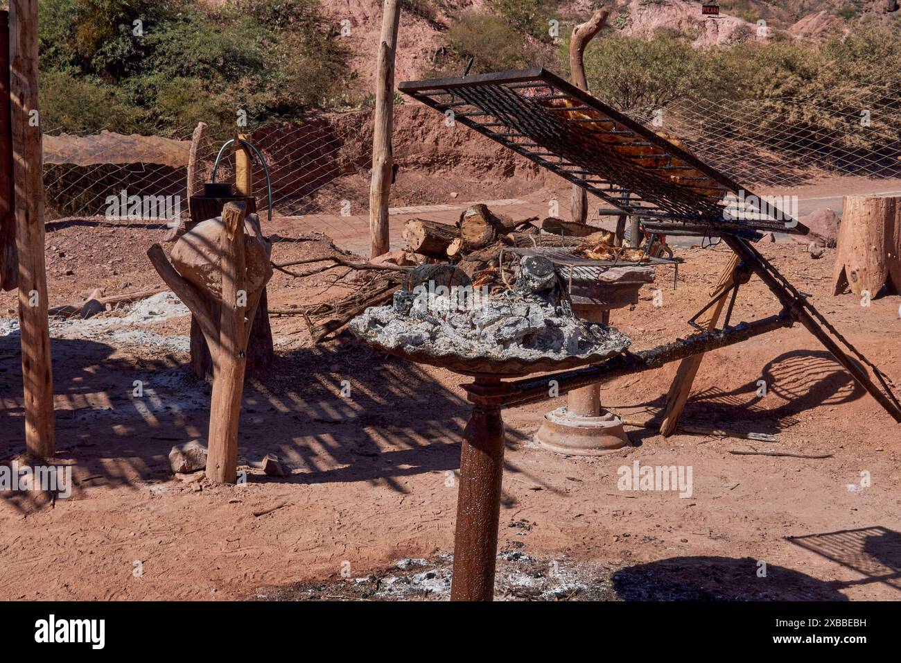 Bistecca di manzo argentina in un rustico parador sulla strada di montagna per cafayate, Salta, Argentina. Foto Stock