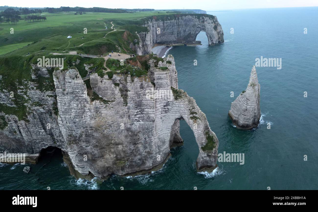 Vista aerea delle famose scogliere calcaree bianche vicino a Etretat durante il tramonto, in Francia Foto Stock