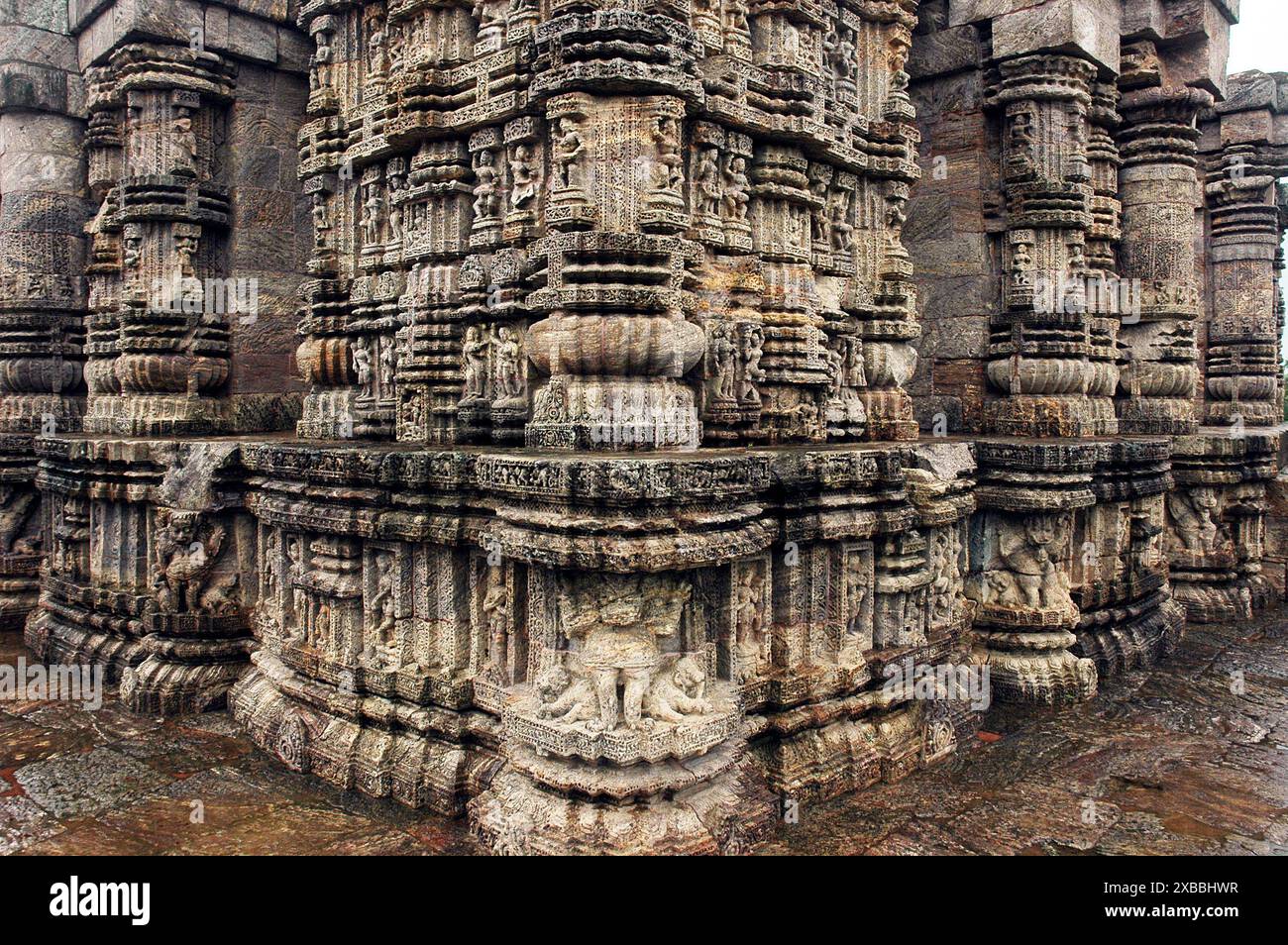 Il Tempio del Sole di Konark è il culmine dell'architettura del tempio di Orissan e uno dei monumenti più incredibili dell'architettura religiosa al mondo. Costruito dal re Narasimhadeva nel XIII secolo, l'intero tempio è stato progettato a forma di un colossale carro con sette cavalli e ventiquattro ruote, che trasportano il dio del sole, Surya, attraverso il cielo. Surya è stata una divinità popolare in India fin dal periodo vedico. Il tempio è un sito patrimonio dell'umanità e una delle sette meraviglie dell'India. Konark, Puri, Orissa, India. Foto Stock