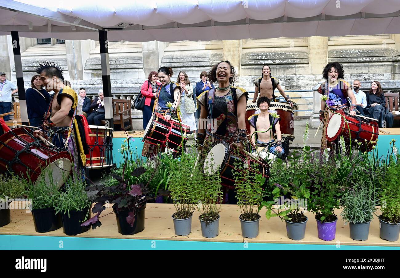 LONDRA, REGNO UNITO. 11 giugno 2024. AMATO: The Drummers of Japan showcase al cortile della Maughan Library del Kings College di Londra, al Wings of Phoenix, portato all'anfiteatro dal Sadler's Wells. Credito: Vedi li/Picture Capital/Alamy Live News Foto Stock