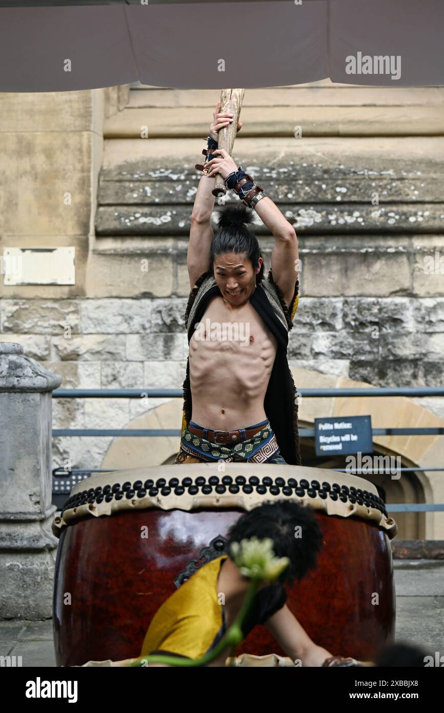 LONDRA, REGNO UNITO. 11 giugno 2024. AMATO: The Drummers of Japan showcase al cortile della Maughan Library del Kings College di Londra, al Wings of Phoenix, portato all'anfiteatro dal Sadler's Wells. Credito: Vedi li/Picture Capital/Alamy Live News Foto Stock