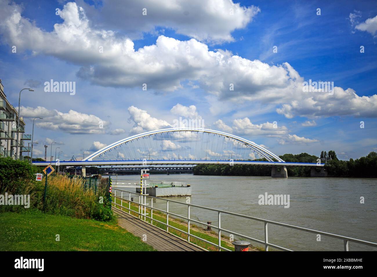 Ponte Apollo che attraversa il Danubio a Bratislava. L'Apollo Bridge è stato l'unico progetto europeo nominato uno dei cinque finalisti. Foto Stock