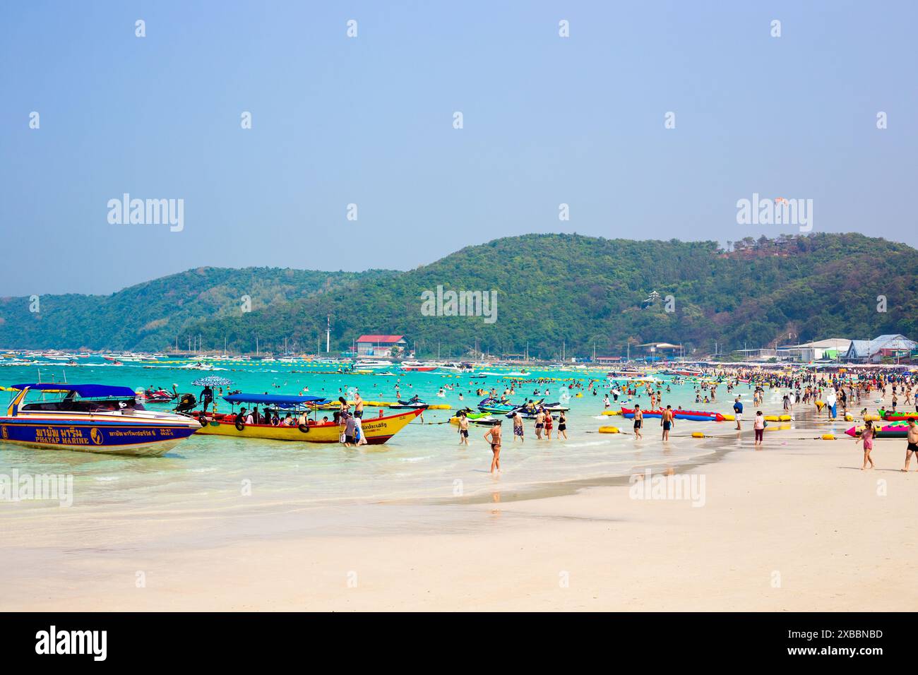 Spiaggia con molti turisti e barche nel Golfo della Thailandia, isola di Koh Larn, Pattaya, Thailandia - 01.31.2024 Foto Stock