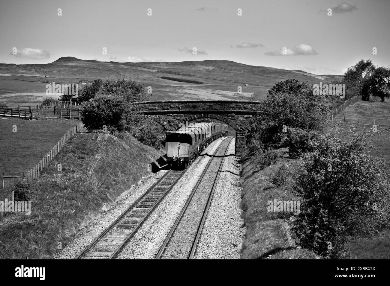 Freightliner 'il treno merci di carbone 'di andare intorno 'che cruccia la cima sulla linea ferroviaria a Paythorne, sulla ferrovia di Blackburn a Hellifiled Foto Stock