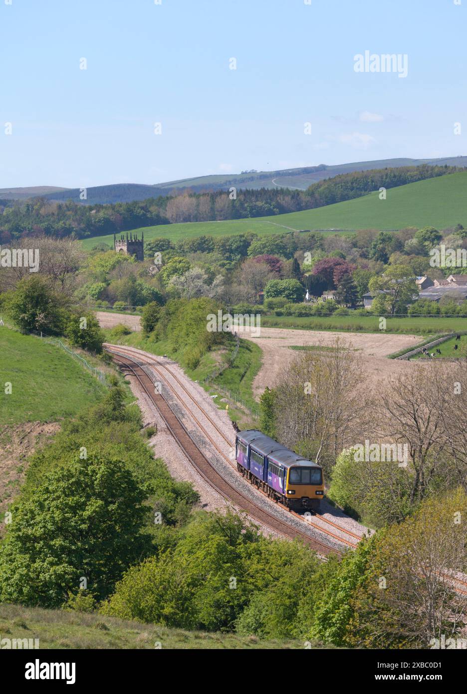 Treno ferroviario nord classe 144 pacer a Gargrave, Yorkshire, passando attraverso la campagna. Foto Stock