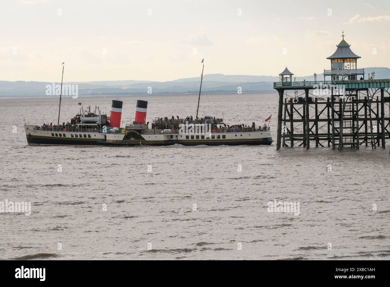 Clevedon, Regno Unito. 11 giugno 2024. Il Waverley, l'ultimo battello a vapore in mare al mondo, raccoglie i passeggeri dal molo di Clevedon per una crociera in prima serata lungo il canale di Bristol. The Waverley Way prende il nome dai romanzi di Sir Walter Scots Waverley e fece il suo viaggio inaugurale nel 1947. Clevedon Pier è stato aperto nel 1869. Crediti: JMF News/Alamy Live News Foto Stock