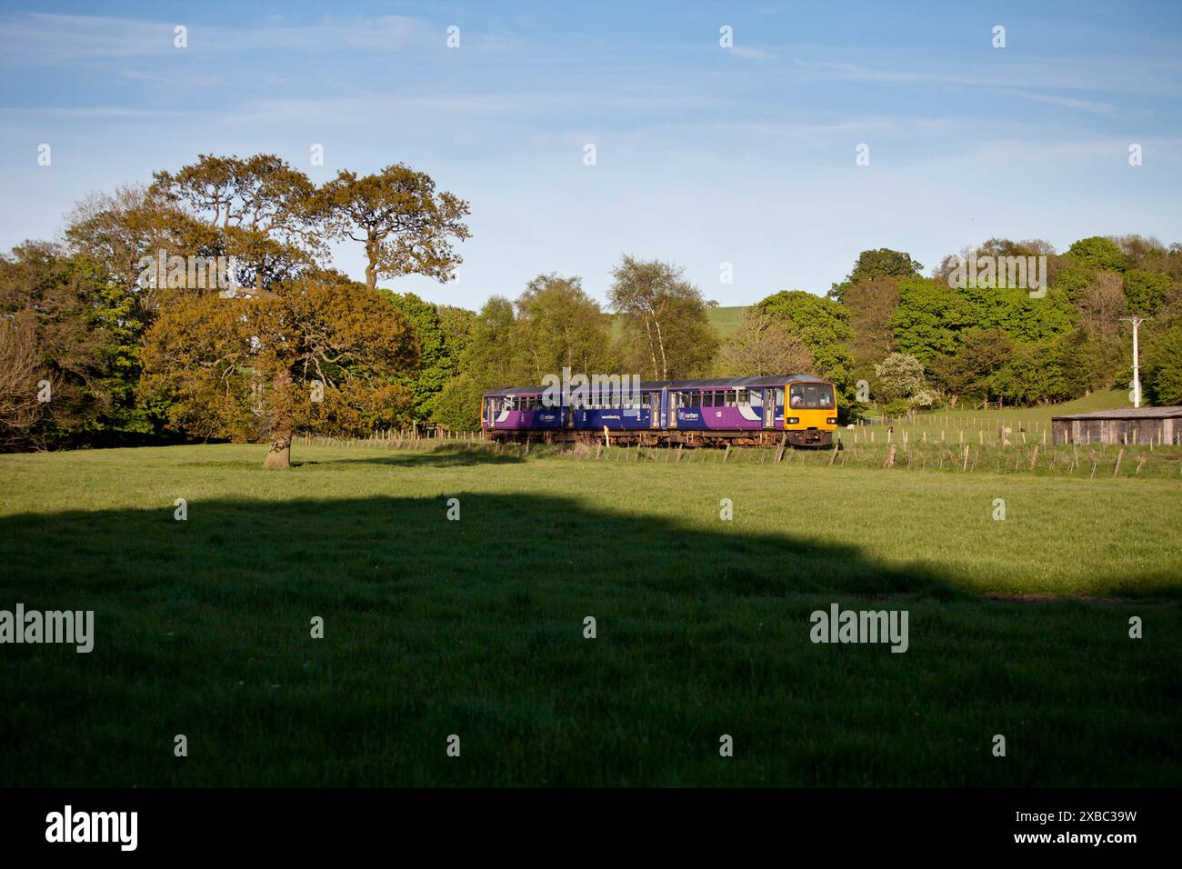 Un treno pacer della Northern Rail a Wennington, sulla Carnforth, per sistemare l'incrocio della linea ferroviaria "Little North west" Foto Stock