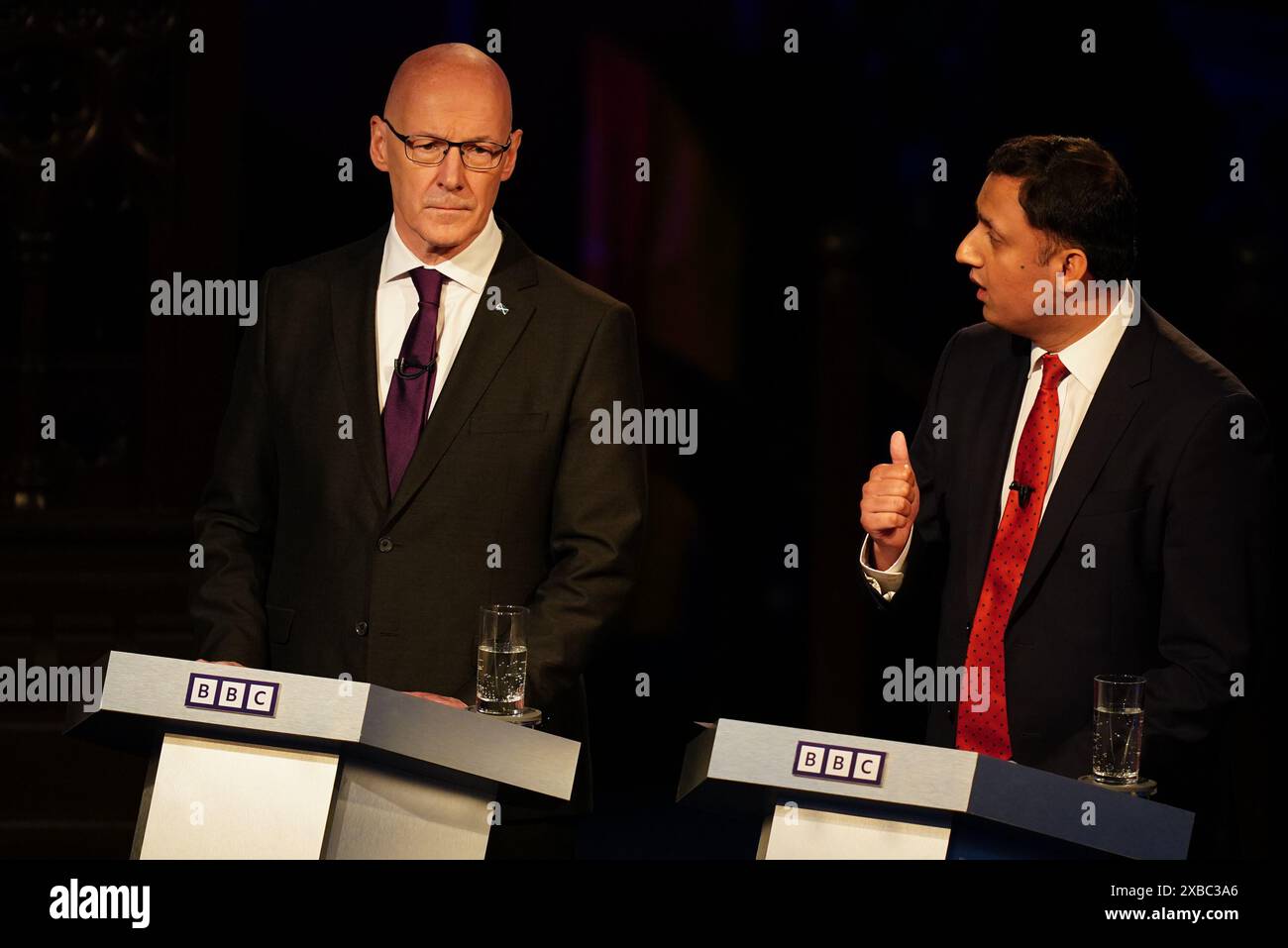 (Da sinistra a destra) il leader del SNP John Swinney e il leader del partito laburista scozzese Anas Sarwar, durante un'edizione speciale della BBC Debate Night con i leader dei cinque principali partiti scozzesi che rispondono alle domande a Glasgow. Data foto: Martedì 11 giugno 2024. Foto Stock