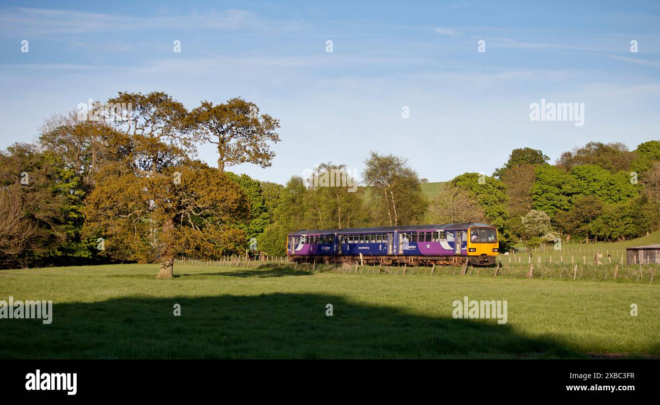 Un treno pacer della Northern Rail a Wennington, sulla Carnforth, per sistemare l'incrocio della linea ferroviaria "Little North west" Foto Stock