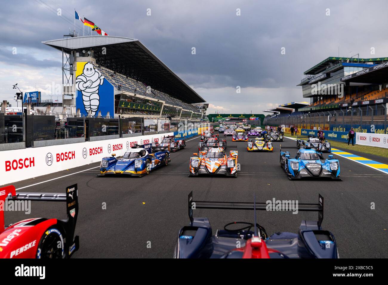 28 LAFARGUE Paul (fra), VAN UITERT Job (nld), DE GERUS Reshad (fra), Idec Sport, Oreca 07 - Gibson #28, LMP2, Action 33 MATTSCHULL Alexander (Ger), BINDER Rene (aut), HORR Laurents (gger), DKR Engineering, O07 - Gibson #33, LMP2 25 br/AM, action, KAISER (GDWELL) DE ANGELIS Roman (CAN), Algarve Pro Racing, Oreca 07 - Gibson #25, LMP2, azione durante la 24 ore di le Mans 2024, 4° round del FIA World Endurance Championship 2024, sul circuito des 24 Heures du Mans, l'11 giugno 2024 a le Mans, Francia Foto Stock