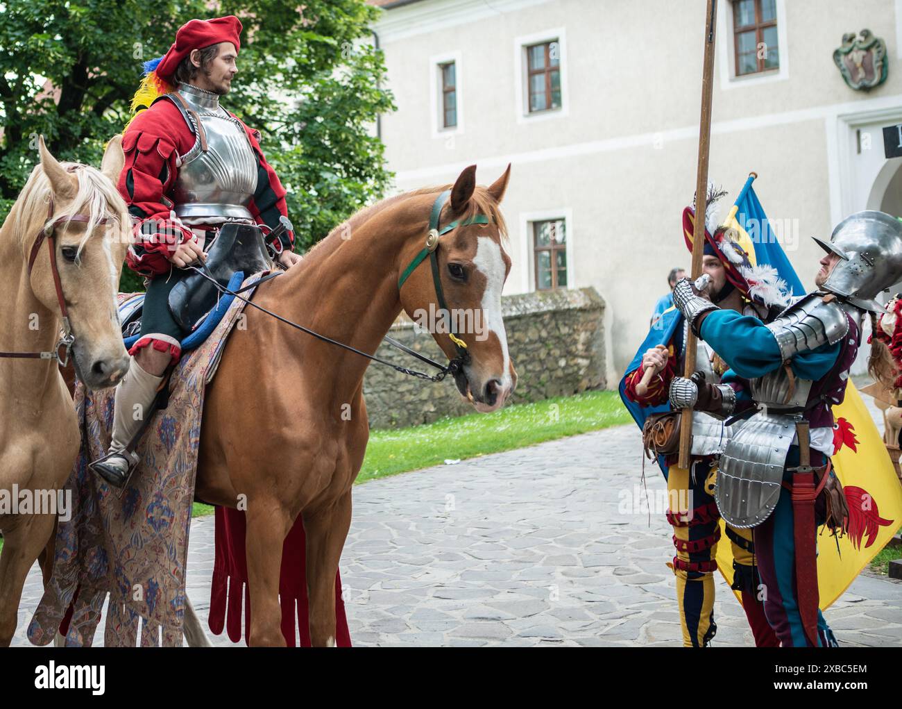 Castello di Červený Kameň, Slovacchia - 25 maggio 2024: Persone in abiti medievali evento di rievocazione storica. Le ricostruzioni forniscono informazioni preziose su Foto Stock
