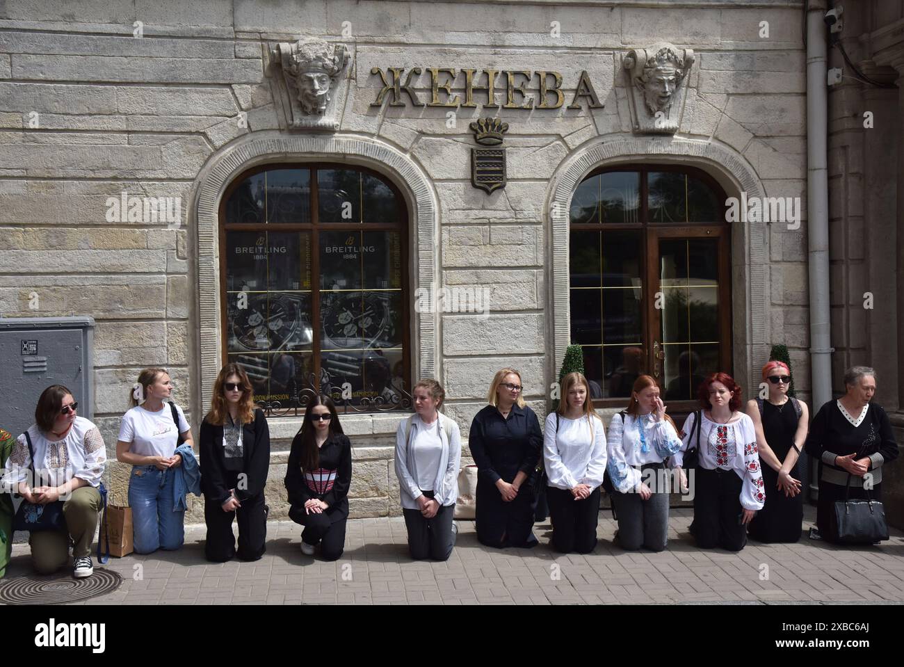 Le persone si inginocchiano durante la cerimonia funebre della paramedica Iryna Tsybukh. Iryna Tsybukh è nata il 1998 giugno a Leopoli, Ucraina, è stata anche una figura pubblica Ucraina, giornalista, direttore di dipartimento della direzione di radiodiffusione regionale della compagnia televisiva pubblica nazionale e radio dell'Ucraina, paramedica del battaglione medico "Hospitaliers". Durante l'invasione su vasta scala della Russia in Ucraina, si unì al battaglione medico volontario "Hospitaliers", dove prese la posizione di senior del 5 ° equipaggio. Il 29 maggio 2024 fu uccisa durante la rotazione nel direc di Charkiv Foto Stock