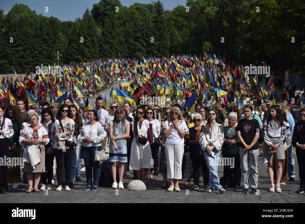 La gente partecipa al funerale del paramedico Iryna Tsybukh al cimitero di Lychakiv. Iryna Tsybukh è nata il 1998 giugno a Leopoli, Ucraina, è stata anche una figura pubblica Ucraina, giornalista, direttore di dipartimento della direzione di radiodiffusione regionale della compagnia televisiva pubblica nazionale e radio dell'Ucraina, paramedica del battaglione medico "Hospitaliers". Durante l'invasione su vasta scala della Russia in Ucraina, si unì al battaglione medico volontario "Hospitaliers", dove prese la posizione di senior del 5 ° equipaggio. Il 29 maggio 2024 fu uccisa durante la rotazione nel Kha Foto Stock