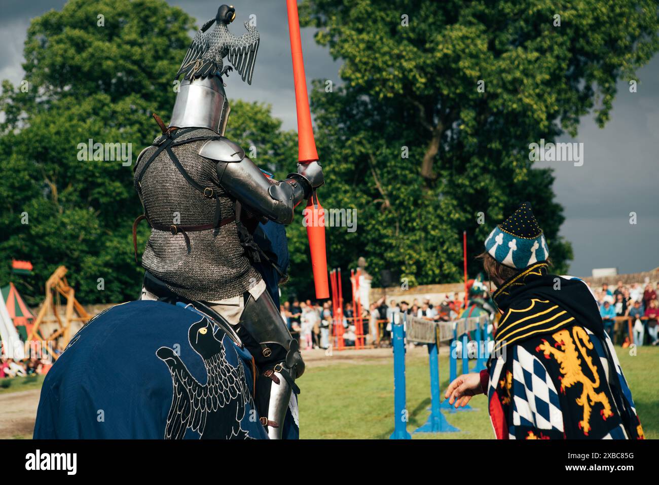 Castello di Červený Kameň, Slovacchia - 25 maggio 2024: Persone in abiti medievali evento di rievocazione storica. Le ricostruzioni forniscono informazioni preziose su Foto Stock