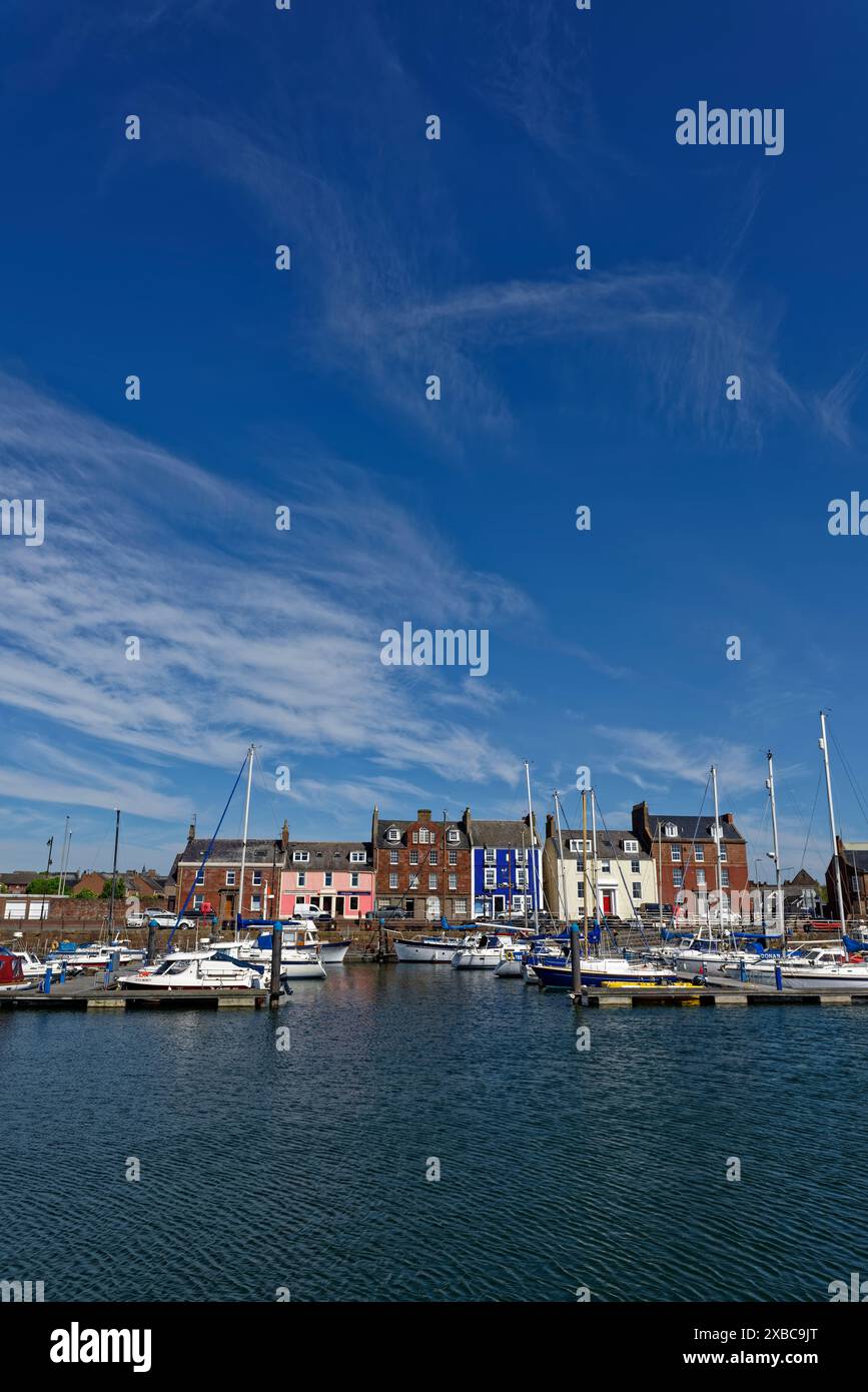 Gli edifici colorati di Arbroath Harbour si affacciano sulla Marina e sul porto interno con i Pontoni pieni di yacht e motoscafi. Foto Stock