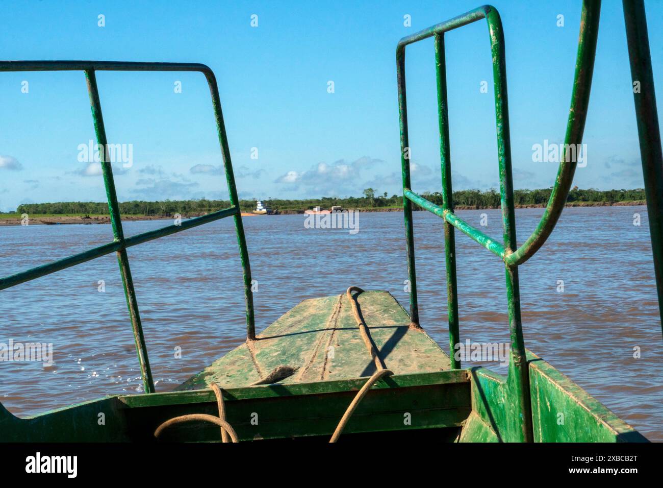 Canale secondario del fiume Ucayali vicino a Pucallpa. Foto Stock