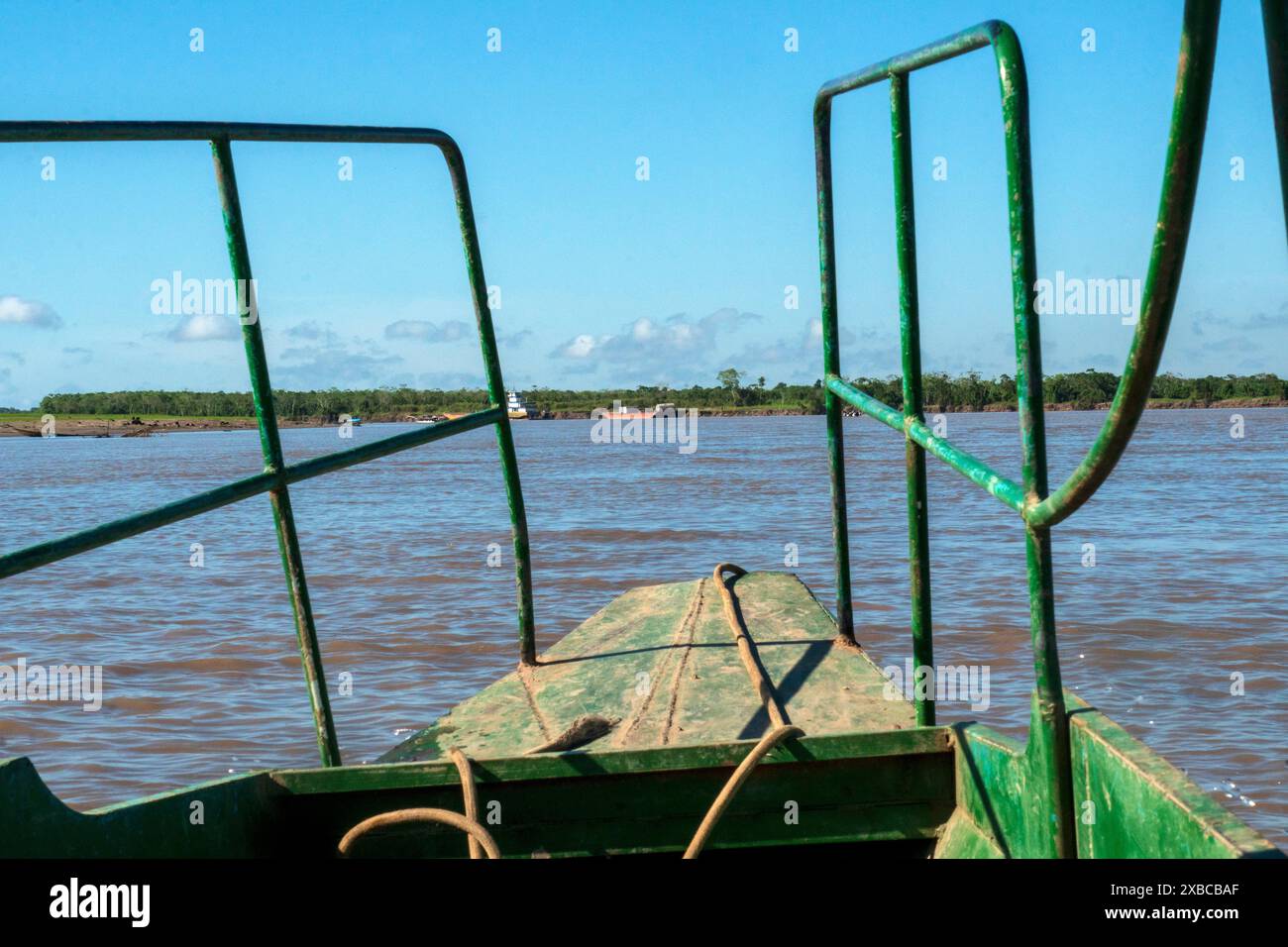 Canale secondario del fiume Ucayali vicino a Pucallpa. Foto Stock