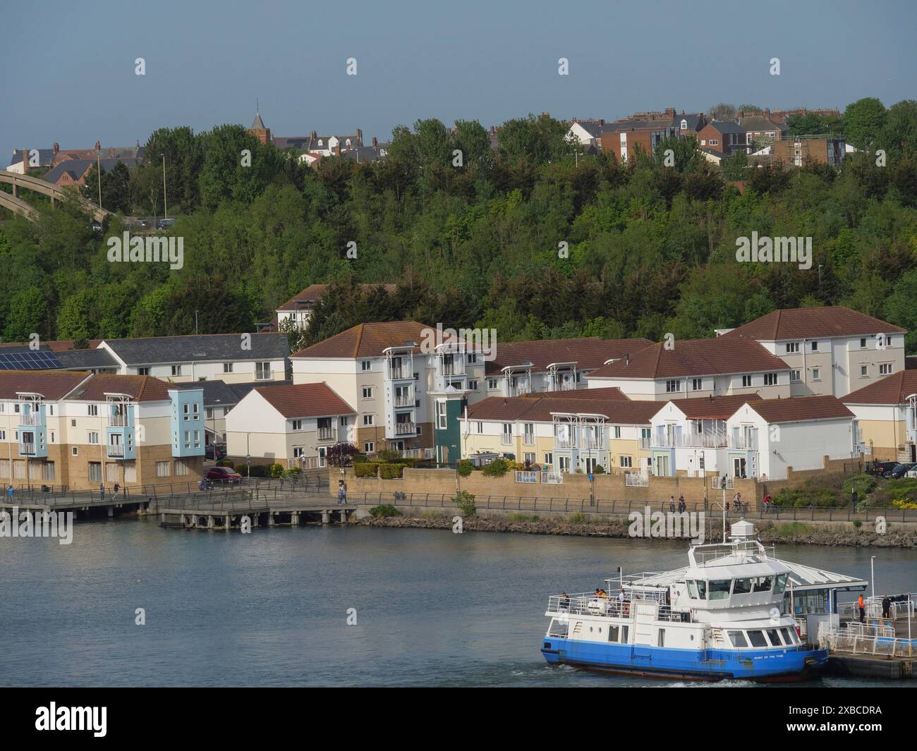 Zona residenziale con un traghetto in primo piano, circondata da spazi verdi e dal porto, newcastle upon thyne, inghilterra, Gran Bretagna Foto Stock