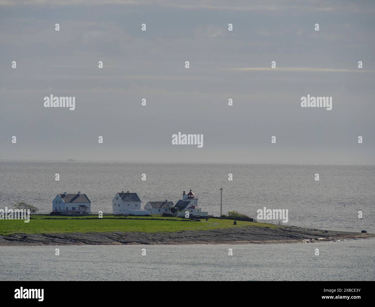Isola isolata con case bianche e faro, circondata dal mare, Stavanger, Norvegia, Scandinavia Foto Stock