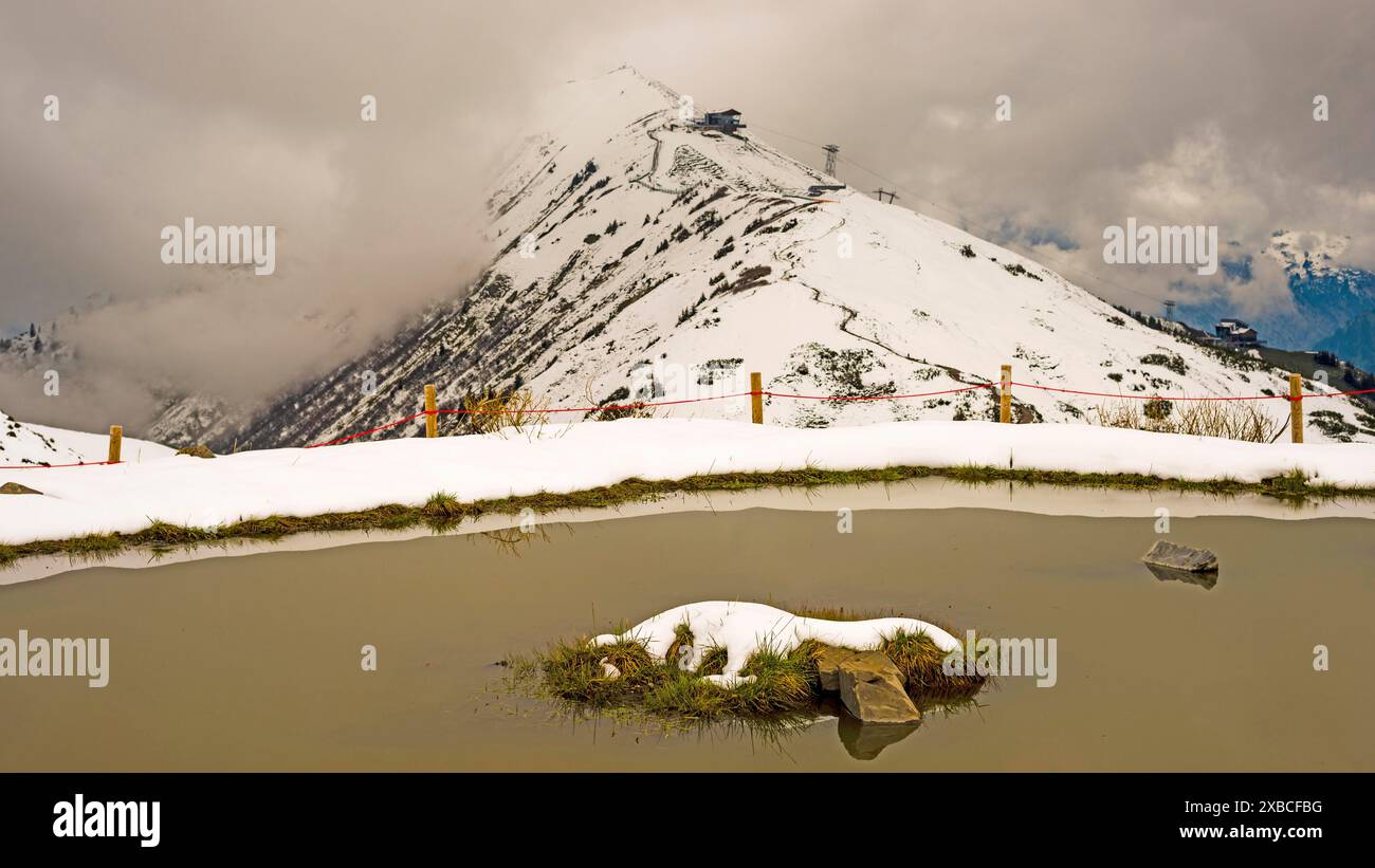 Dopo la nevicata di maggio: Sentiero escursionistico dalla stazione a monte di Kanzelwandbahn al Fellhorn, alle Alpi Allgaeu, Baviera, Germania Foto Stock