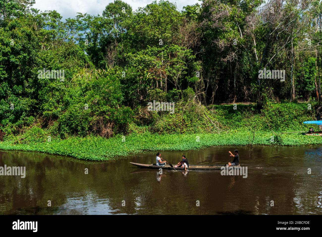 Canale secondario del fiume Ucayali vicino a Pucallpa. Foto Stock
