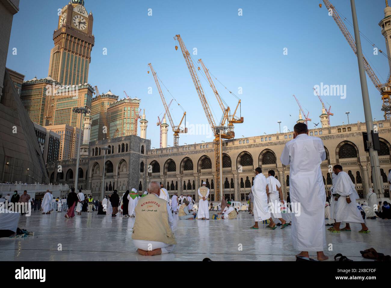 La Mecca, Arabia Saudita - 1 giugno 2024: Pellegrini di Hajj e Umrah dal Kurdistan in preghiera vicino a Masjidil Haram, grande Moschea della Mecca. Hajj 2024. Foto Stock