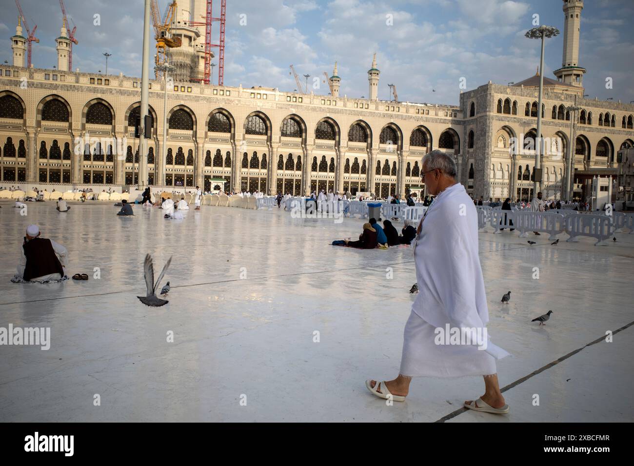 Mecca, Arabia Saudita - 31 maggio 2024: Pellegrini di Hajj e Umrah dalla Turchia che camminano vicino a Masjidil Haram, grande Moschea della Mecca. Hajj 2024. Foto Stock