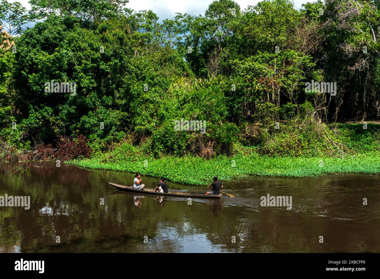 Canale secondario del fiume Ucayali vicino a Pucallpa. Foto Stock