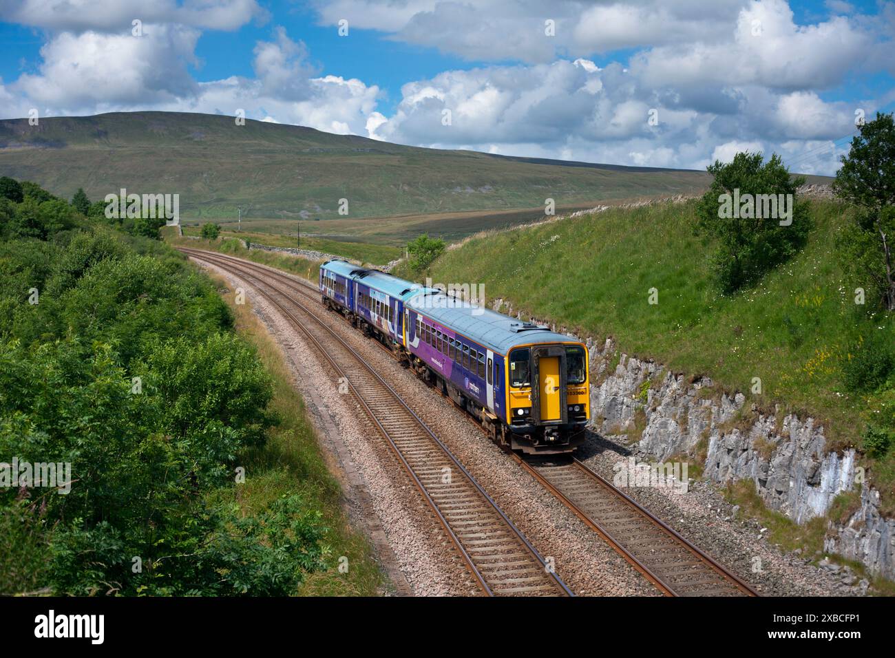 Treno Nord classe 153 + 158 treni Sprinter a Salt Lake, Ribblehead sulla linea ferroviaria Settle to Carlisle. Foto Stock