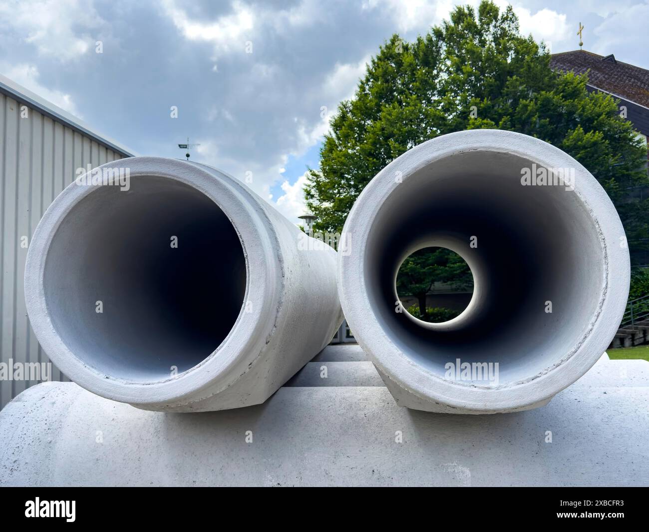 Due tubi in calcestruzzo immagazzinato tubi in calcestruzzo per la costruzione di fognature posa di fognature per la costruzione di strade, Germania Foto Stock