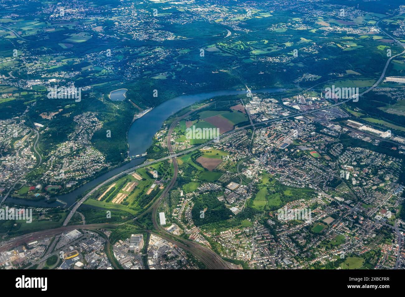 Vista aerea da una grande altezza di Hengsteysee sulla destra e in fondo alla foto la città di Hagen, Renania settentrionale-Vestfalia, Germania Foto Stock