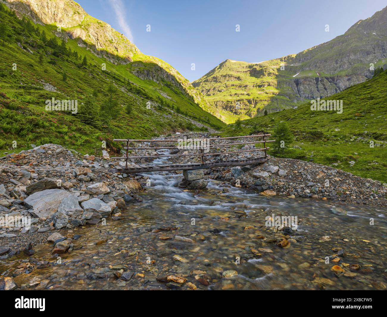 Ponte in legno sulla strada per Landawirsee, cielo blu, mattina, Schladminger Tauern, Goeriach, Lungau, Salisburgo Foto Stock