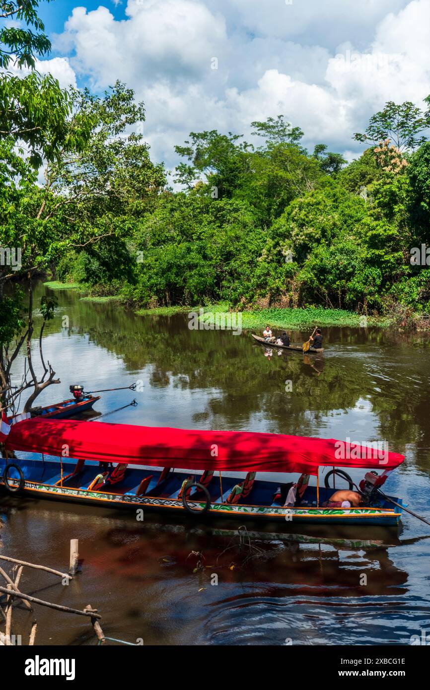 Canale secondario del fiume Ucayali vicino a Pucallpa. Foto Stock