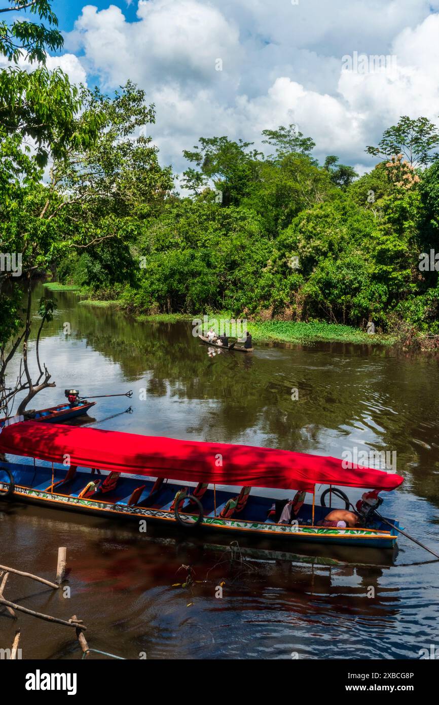 Canale secondario del fiume Ucayali vicino a Pucallpa. Foto Stock