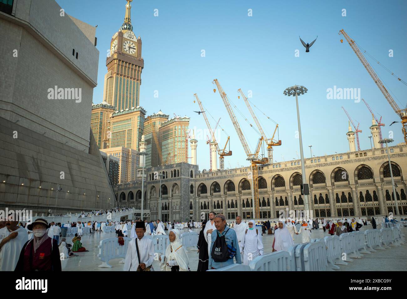La Mecca, Arabia Saudita - 1 giugno 2024: Pellegrini Hajj e Umrah da tutto il mondo che camminano vicino a Masjidil Haram, grande Moschea della Mecca. Hajj 2024. Foto Stock