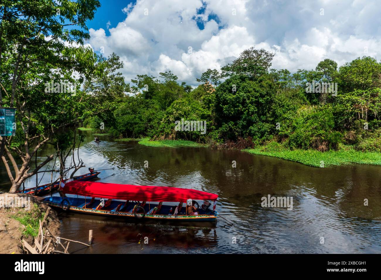 Canale secondario del fiume Ucayali vicino a Pucallpa. Foto Stock