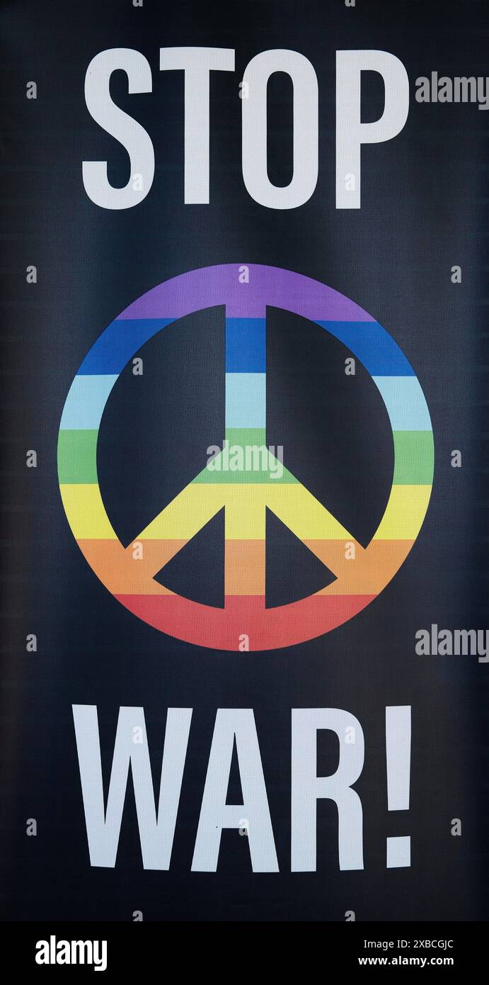 Scritta Stop War con segno di pace in colori arcobaleno, Brema, Germania Foto Stock