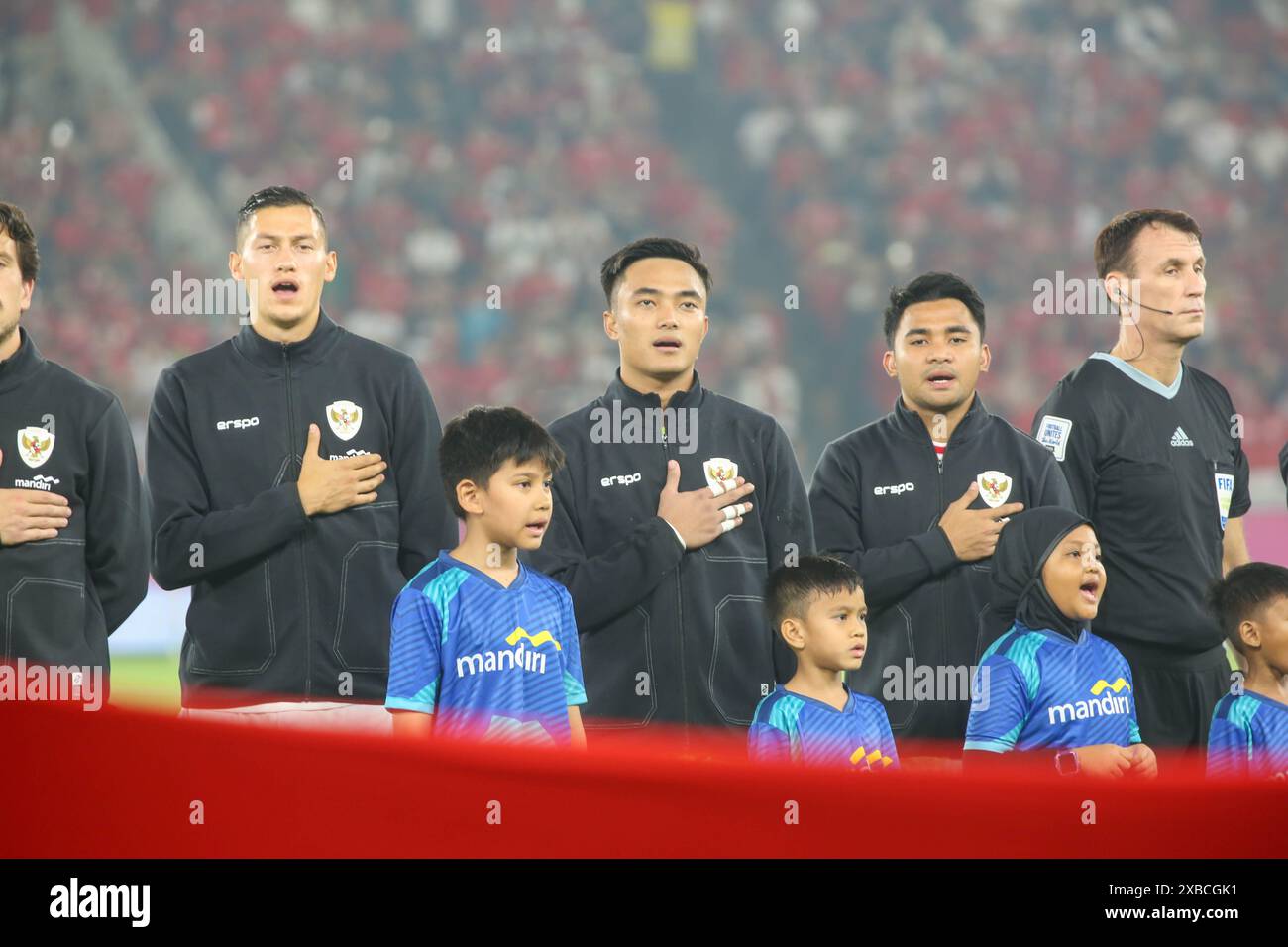 Giacarta, Indonesia, 11 giugno 2024 JAY NOAH IDZES, ERNANDO ARI SUTARYADI, ASNAWI MANGKUALAM BAHAR durante l'inno nazionale prima delle qualificazioni ai Mondiali FIFA 2026 (AFC) e 2027 AFC Asian Cup Qualifiers presso lo Stadion Utama Gelora Bung Karno l'11 giugno 2024, a Giacarta, Indonesia, credito Shaquille Fabri/Alamy Live News Foto Stock